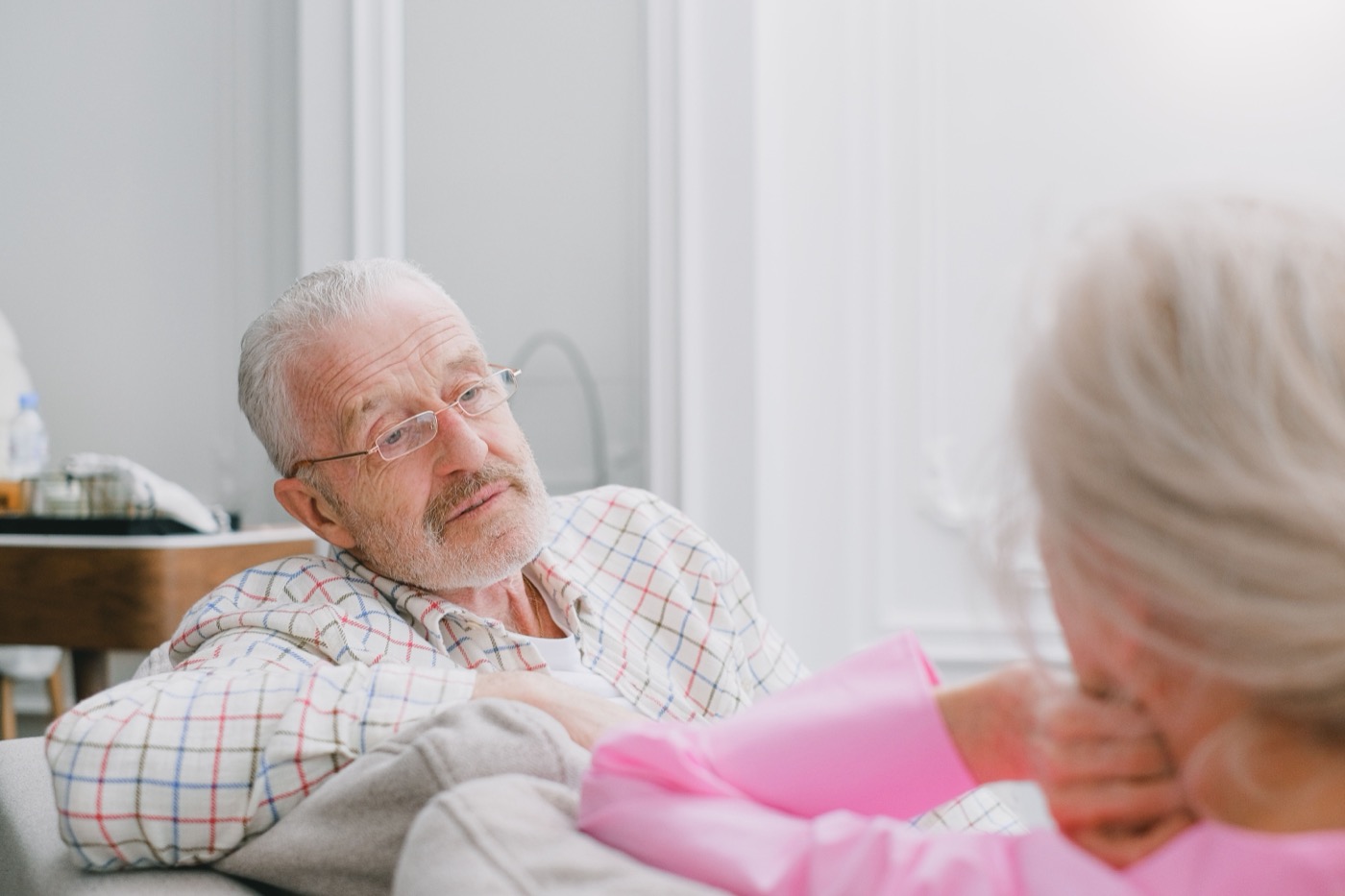 Ein älterer Mann und eine ältere Frau wenden sich einander im Gespräch zu